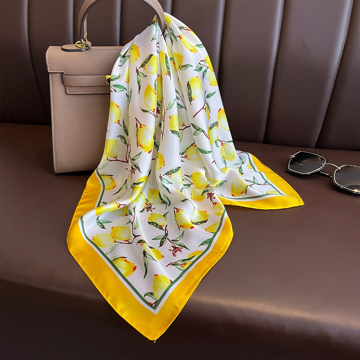 2025 여성을위한 새로운 노란색 레몬 인쇄 스퀘어 실 - Ascot Neck Scarf 리뷰 및 가격